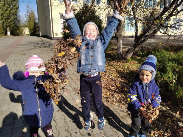 Берегу я листики, Осень продолжается. Долго дома у меня Праздник не кончается!